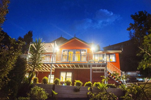 Artee House - A Bright Escape - Holiday Sunshine Coast 1