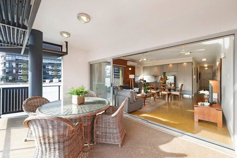 Artistic City Escape With Balcony And Parking - Holiday Sunshine Coast 0