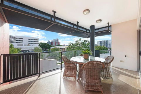 Artistic City Escape With Balcony And Parking - Holiday Sunshine Coast 4