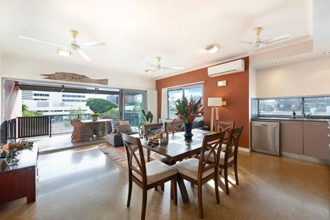 Artistic City Escape With Balcony And Parking - Holiday Sunshine Coast 3