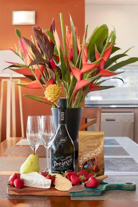 Artistic City Escape With Balcony And Parking - Holiday Sunshine Coast 2