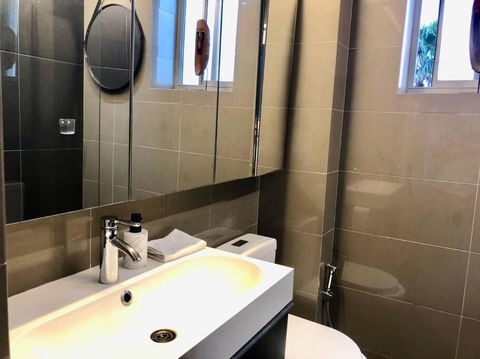 Artistic, Spacious And Comfortable 1 Bedroom Apartment - Holiday Sunshine Coast 3