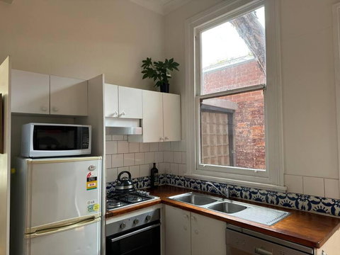 Artsy North Melbourne 2-Bedder - Holiday Sunshine Coast 3