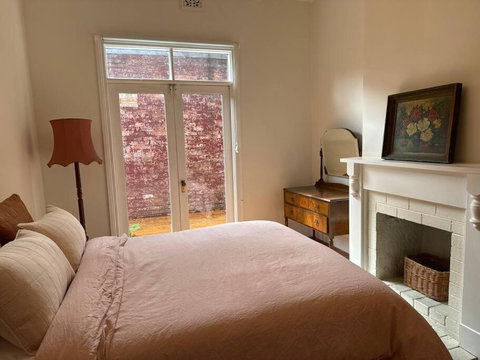 Artsy North Melbourne 2-Bedder - Holiday Sunshine Coast 4