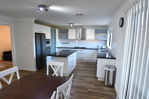 Ascot Gardens Serviced Apartments - Holiday Sunshine Coast 2