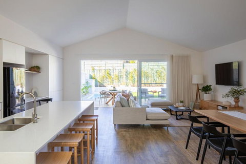 Aster - Sunshine Coast Tourism 4