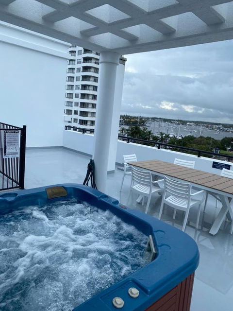 At The Beach Mooloolaba, Private Rooftop With Spa, 50m To Beach, Surfclub And Esplanade - Holiday Sunshine Coast 0