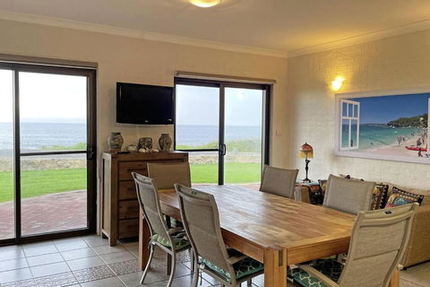 Augusta Beachfront - Watch The Whales Go By - Holiday Sunshine Coast 3
