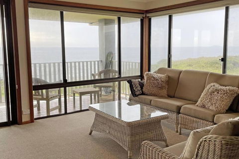 Augusta Beachfront - Watch The Whales Go By - Holiday Sunshine Coast 4