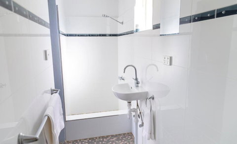 Australian Hotel Motel Yass - Holiday Sunshine Coast 1