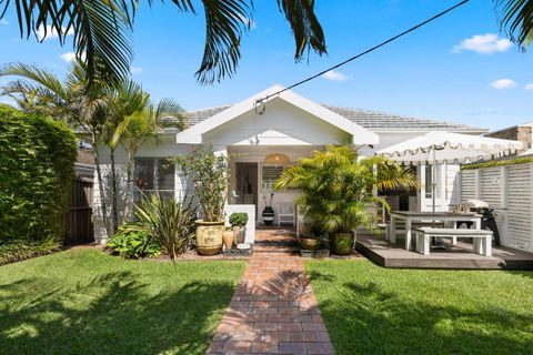 Avalon Beach Cottage, Private, 150m To The Beach! - Holiday Sunshine Coast 0