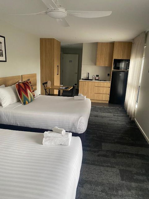 AVENUE MOTEL APARTMENTS - Sunshine Coast Tourism 3