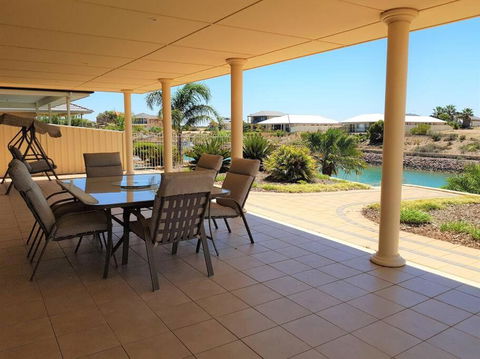 Avventura - Holiday Sunshine Coast 0