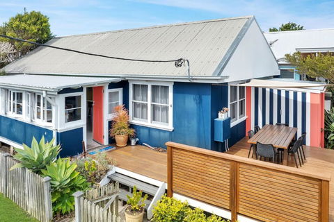 Avalon Vintage Beachside Family Getaway - Holiday Sunshine Coast 0