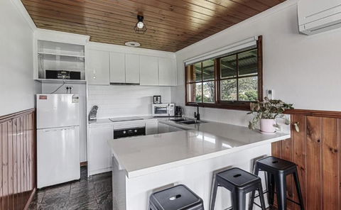 Apollo Bay Cottages- Sabine - Holiday Sunshine Coast 1
