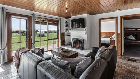 Apollo Bay Cottages- Sabine - Holiday Sunshine Coast 0