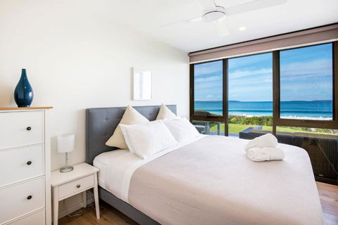 Azure Absolute Beachfront I Pet Friendly - Holiday Sunshine Coast 3