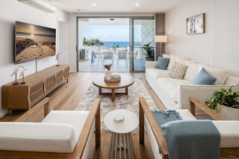 Azure Oceanside Apartment At Kings Beach - Holiday Sunshine Coast 0