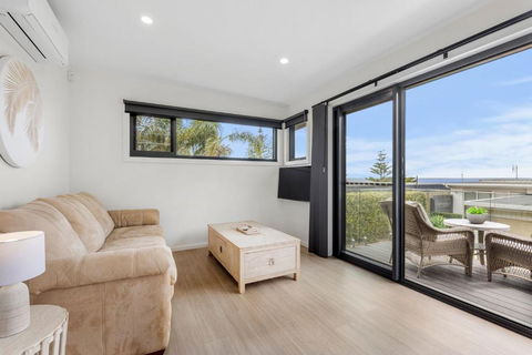 Azure Studio - Ocean Glimpses - 3 Mins Walk To Beach - Holiday Sunshine Coast 1