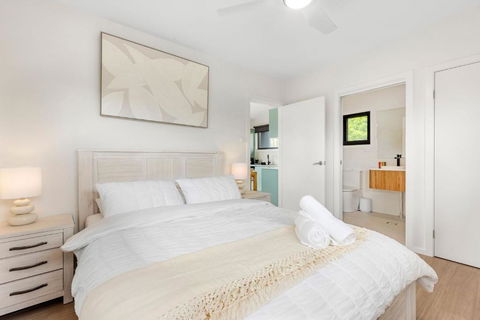 Azure Studio - Ocean Glimpses - 3 Mins Walk To Beach - Holiday Sunshine Coast 3