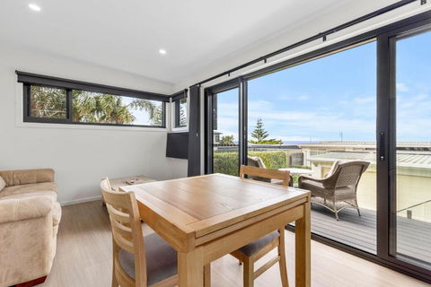 Azure Studio - Ocean Glimpses - 3 Mins Walk To Beach - Holiday Sunshine Coast 4