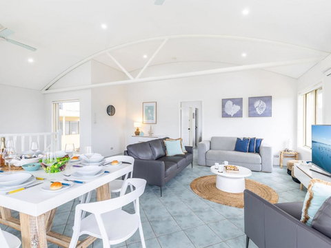 Baia Villa Air Con WiFi And Views Of Fingal Beach - Sunshine Coast Tourism 3