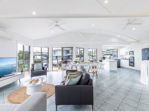 Baia Villa Air Con WiFi And Views Of Fingal Beach - Sunshine Coast Tourism 0