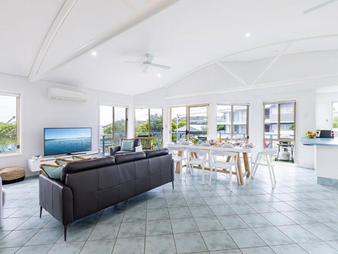 Baia Villa Air Con WiFi And Views Of Fingal Beach - Sunshine Coast Tourism 1