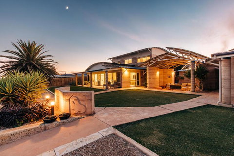 Baird Bay Seaside Villas - Sunshine Coast Tourism 0