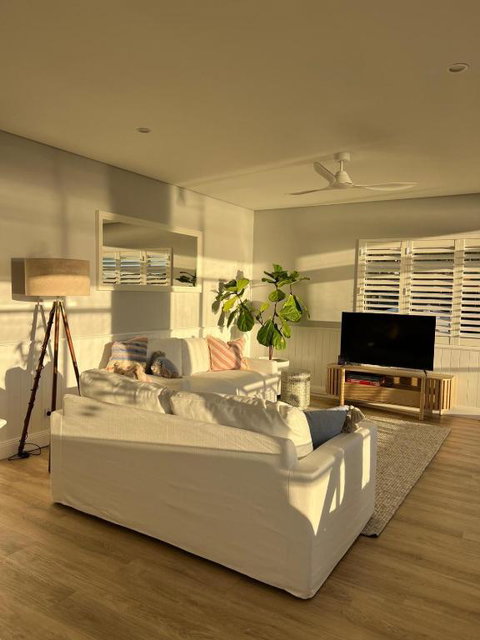 Balmoral Sands - Landing In Paradise - Sunshine Coast Tourism 2