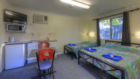 Barcaldine Caravan Park - Sunshine Coast Tourism 4