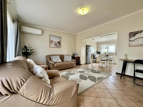 Barmup Accommodation At Middleton Mews - Sunshine Coast Tourism 1