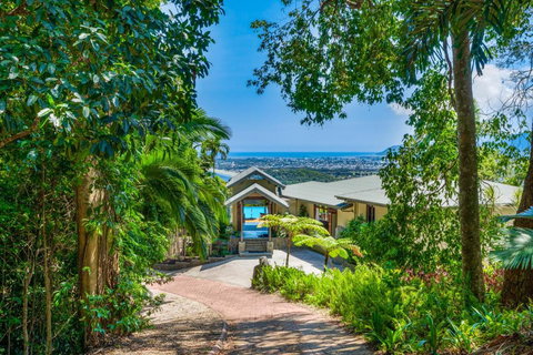 Barong Luxury Home Overlooking Cairns Unrivalled Privacy And Location Search Barongcairns - Sunshine Coast Tourism 1
