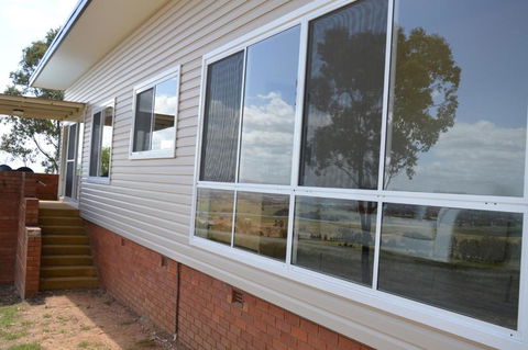 BATHURST GOLDFIELDS RESIDENCE On MOUNT PANORAMA - Sunshine Coast Tourism 3