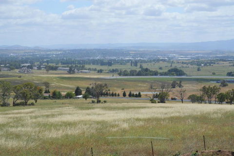 BATHURST GOLDFIELDS RESIDENCE On MOUNT PANORAMA - Sunshine Coast Tourism 4
