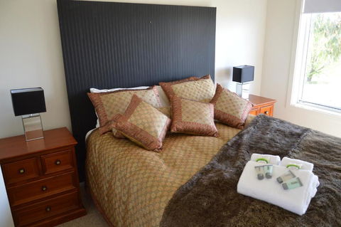 BATHURST GOLDFIELDS RESIDENCE On MOUNT PANORAMA - Sunshine Coast Tourism 0