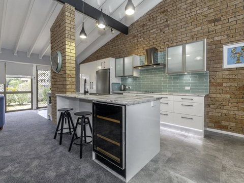 Bay Parklands 4, 2 Gowrie Avenue - Pool & Tennis Court - Sunshine Coast Tourism 0