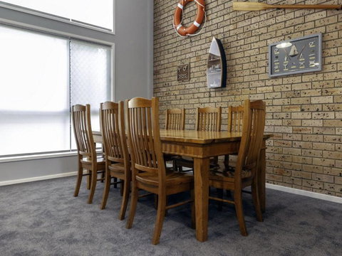 Bay Parklands 4, 2 Gowrie Avenue - Pool & Tennis Court - Sunshine Coast Tourism 3