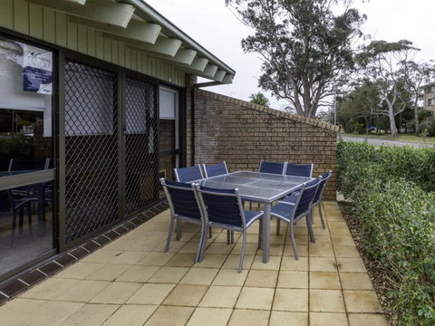 Bay Parklands 4, 2 Gowrie Avenue - Pool & Tennis Court - Sunshine Coast Tourism 2