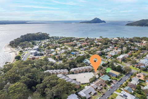 Bay Parklands 4, 2 Gowrie Avenue - Pool & Tennis Court - Sunshine Coast Tourism 1
