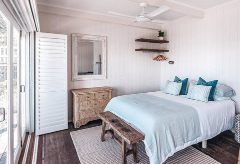 BAY PROPERTIES . Beach House Studio - Sunshine Coast Tourism 3