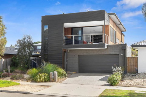 Bayview Luxe- Sleeping 14, Pet Friendly, Views- 4 Bedroom, Lounge With Sofa Beds - Sunshine Coast Tourism 0