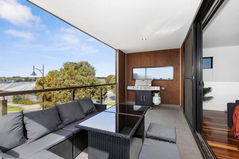 Bayview Luxe- Sleeping 14, Pet Friendly, Views- 4 Bedroom, Lounge With Sofa Beds - Sunshine Coast Tourism 2