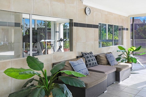 Pacific Regis Beachfront Holiday Apartments - Sunshine Coast Tourism 7