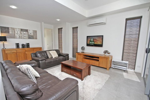 48 Boardrider Crescent, Mt Coolum - Pet Friendly, WiFi, Linen Incl. 500 BOND - Sunshine Coast Tourism 4
