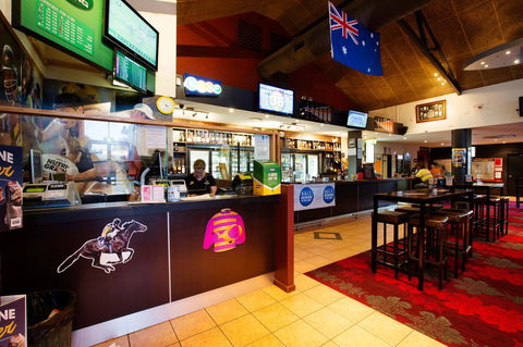 Glenmore Tavern - Sunshine Coast Tourism 21