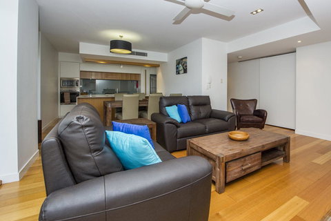 Maggies Beachfront Apartment 6 - Holiday Sunshine Coast 2