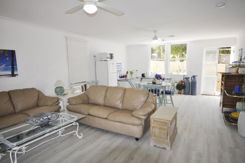 Retro Beach Flat - Sunshine Coast Tourism 14
