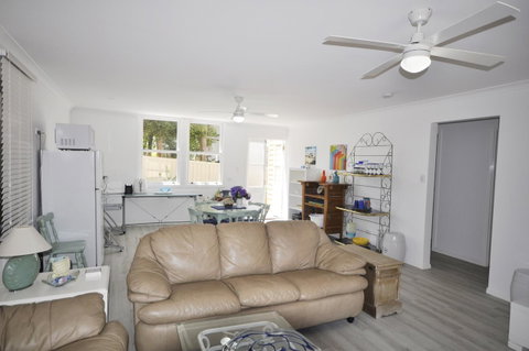 Retro Beach Flat - Sunshine Coast Tourism 3