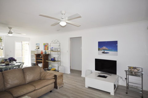 Retro Beach Flat - Sunshine Coast Tourism 4